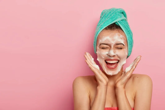 Pulizia del viso con sapone naturale