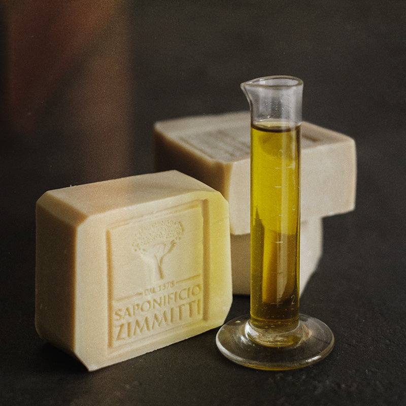 L'olio alla base dei saponi artigianali del Saponificio Zimmitti è controllato meticolosamente dal maestro saponaio.